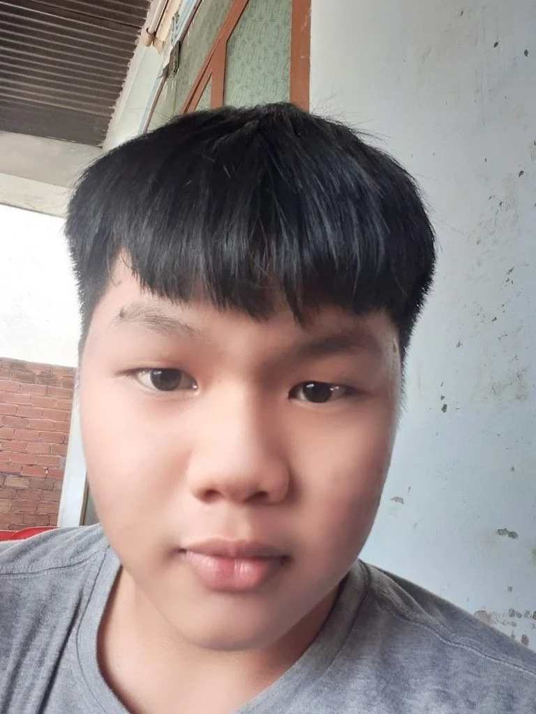 Chân dung một bạn nam nhìn thẳng ống kính