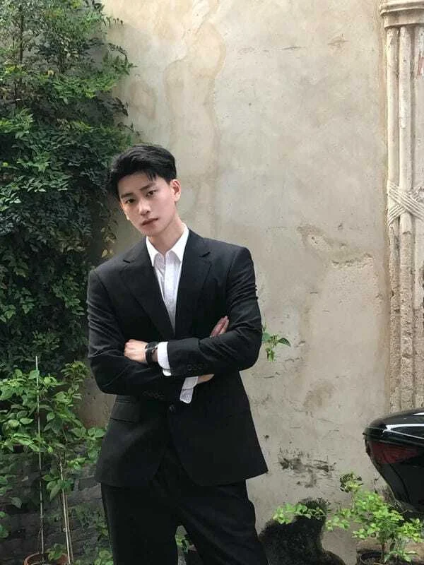 Chàng trai K11 diện vest đen lịch lãm và sang trọng