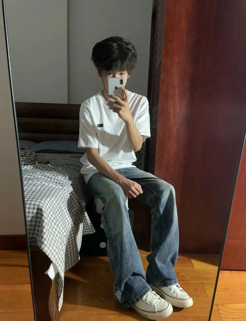 Chàng trai K11 phong cách streetwear ngồi tạo dáng trước gương