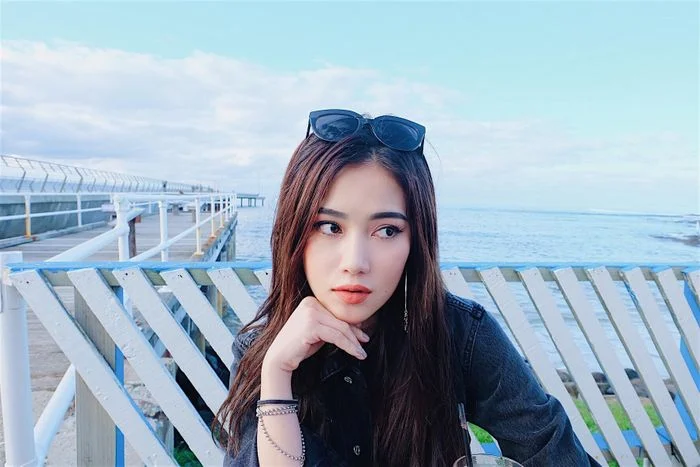 Gái xinh ngầu tạo dáng ngoài trời với phong cảnh biển