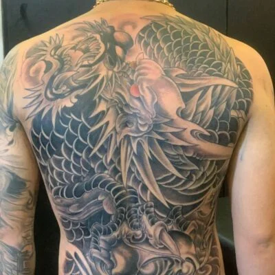 Hình xăm rồng full lưng phong cách đen xám chi tiết và sắc nét