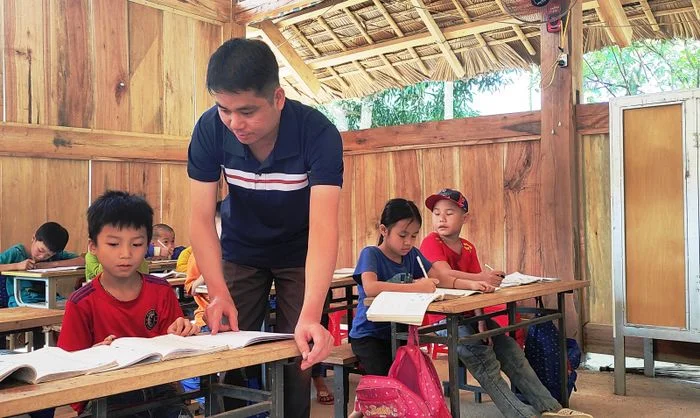 Thầy giáo hướng dẫn học sinh trong lớp học tình thương