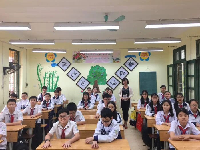hình ảnh lớp học với học sinh và giáo viên trong không gian lớp học được trang trí sinh động