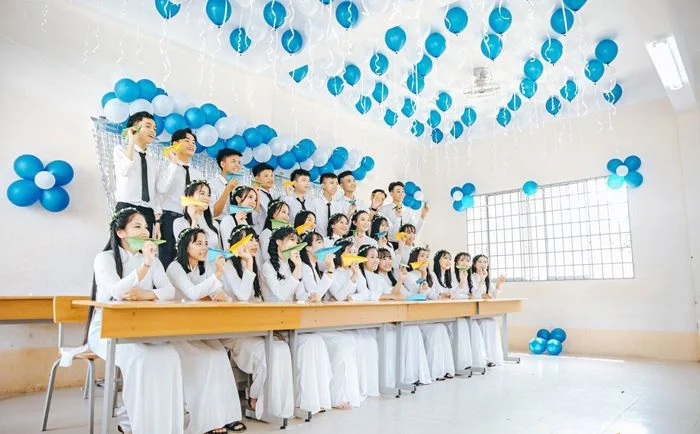 tập thể lớp học trang trí màu xanh