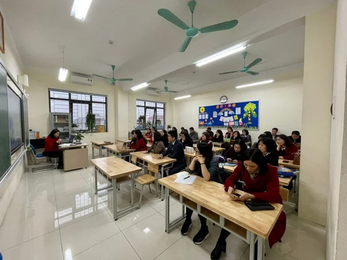 Quang cảnh một lớp học đông học sinh đang làm việc nhóm