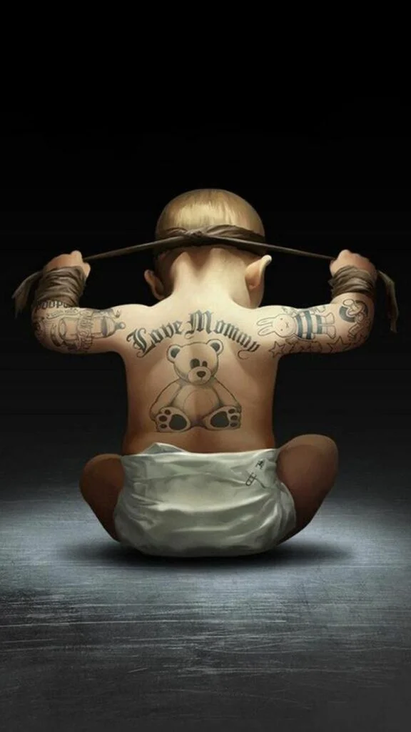 Hình nền em bé xăm trổ ấn tượng.