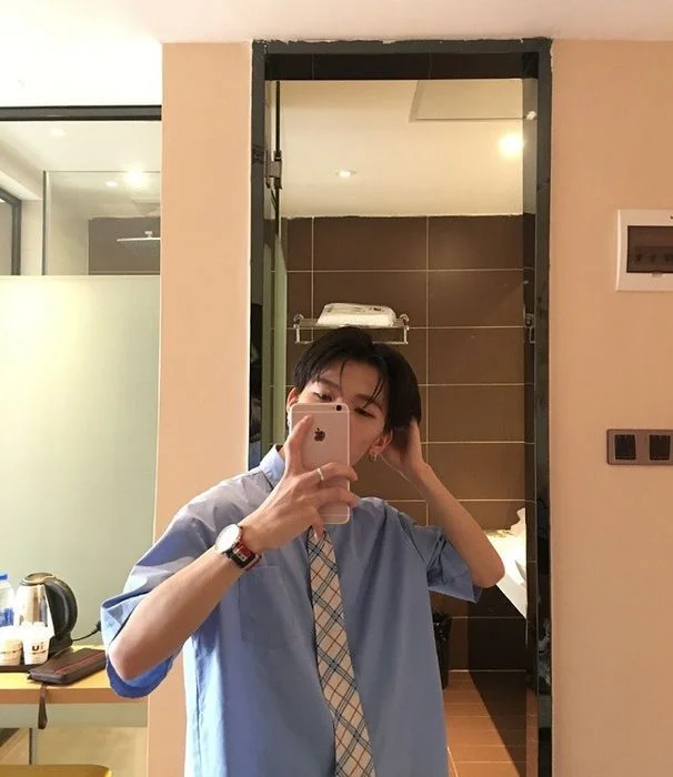 Trai đẹp che mặt chụp selfie trong nhà tắm