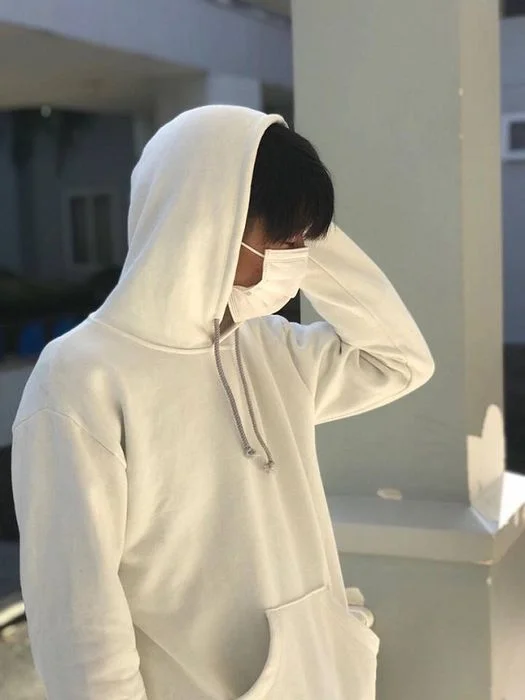 Trai đẹp che mặt khẩu trang mặc hoodie trắng