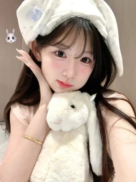 Hình gái xinh ôm gấu bông trắng tạo dáng đáng yêu