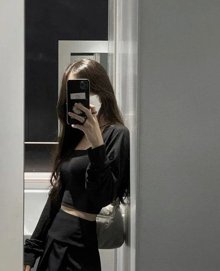Hình gái xinh chụp ảnh trước gương với trang phục cá tính