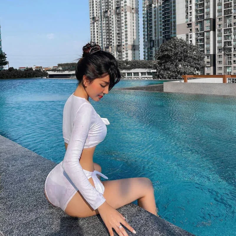 Em gái xinh khoe mông to ở hồ bơi