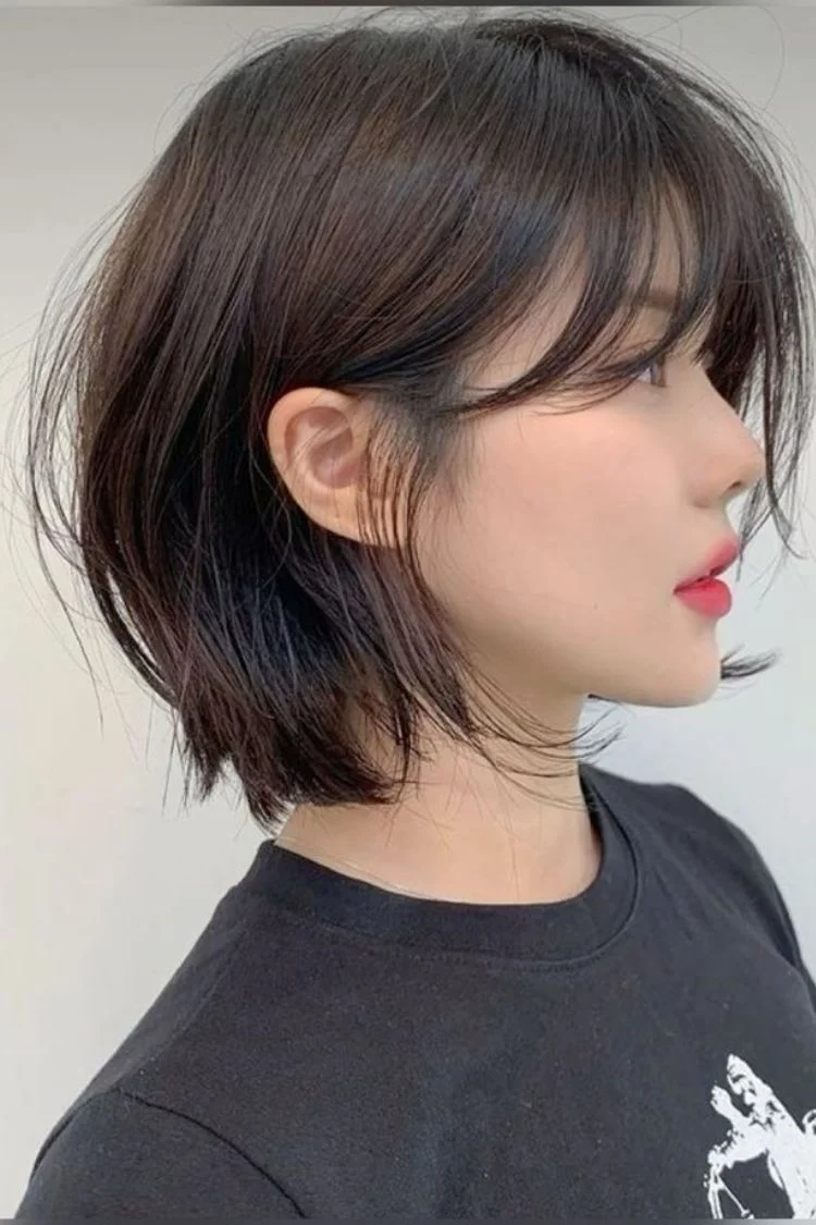 Góc nghiêng cô gái tóc mullet nữ nâu đen, mái bay và đuôi tóc tỉa layer