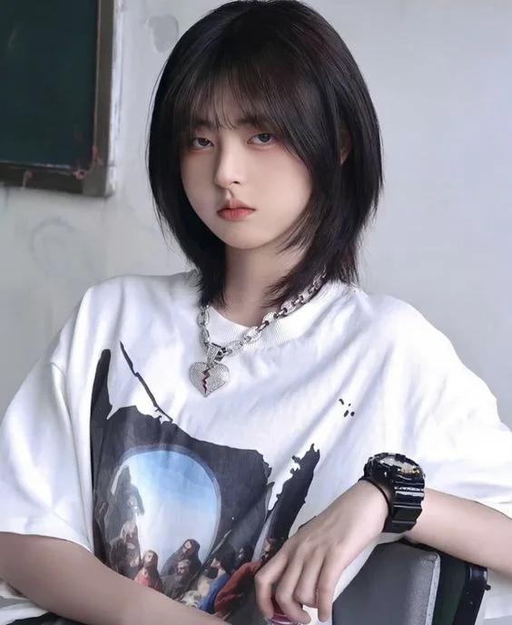Cô gái tóc mullet nữ đen ngắn ngang cằm, mái thưa và layer mềm