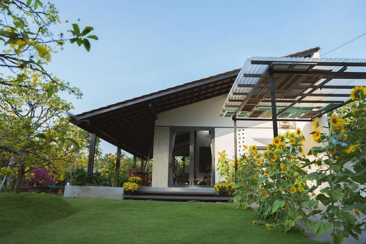 Nhà đẹp cấp 4 mái lệch độc đáo cạnh vườn hoa hướng dương