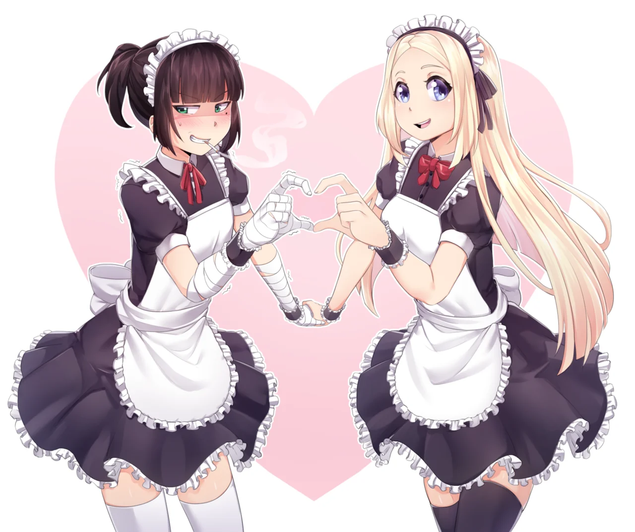 Ảnh dễ thương hai cô hầu gái anime mặc đồng phục đen trắng tạo hình trái tim bằng tay trên nền hồng pastel