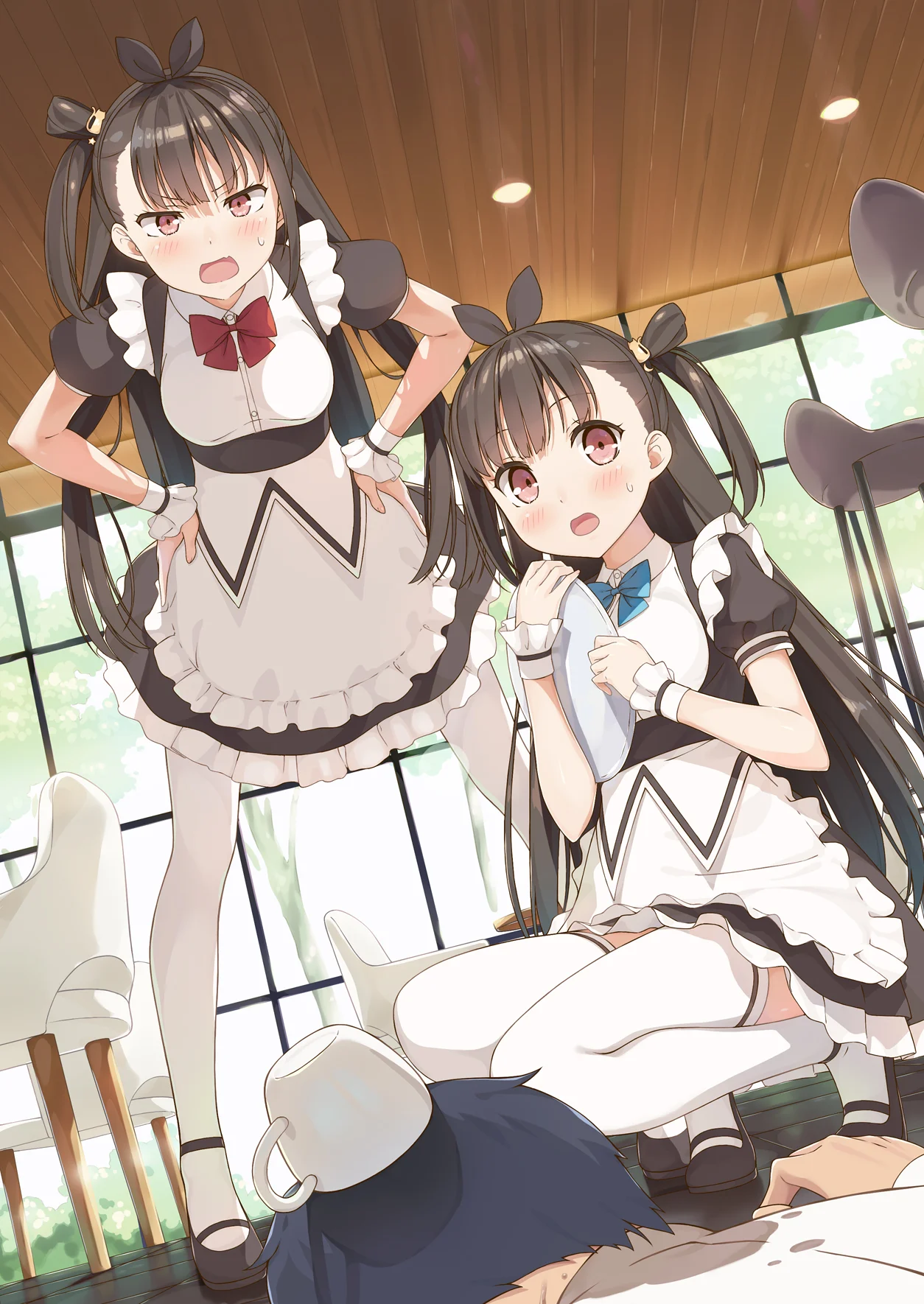 Ảnh dễ thương về hai cô hầu gái anime trong trang phục hầu gái trắng đen, tạo dáng đáng yêu trong không gian quán cà phê sáng sủa