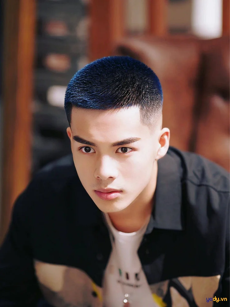 Chàng trai với kiểu tóc nam undercut buzz cut fade nhuộm xanh dương cá tính và hiện đại