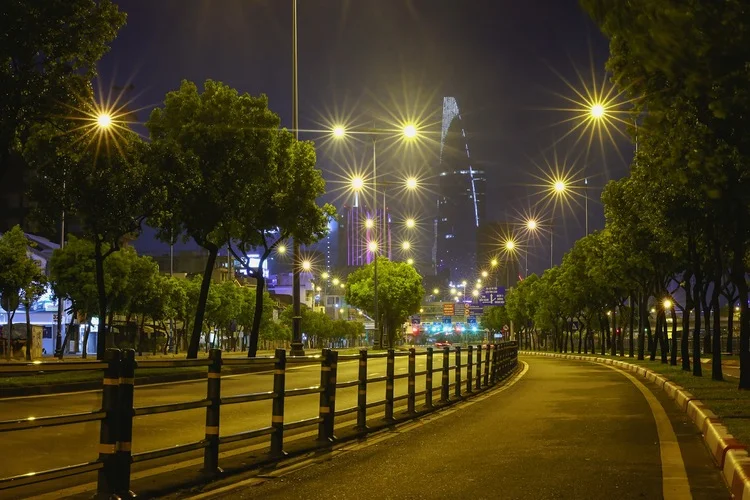 Đường phố có hàng cây xanh mướt trong hình ảnh chill đường phố