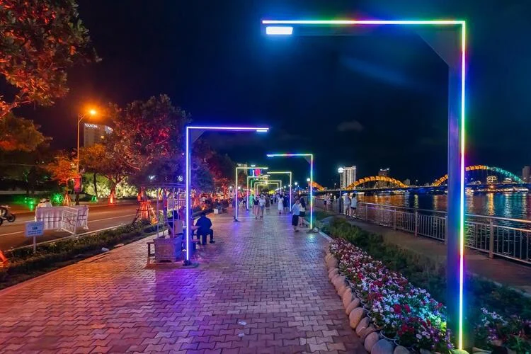 Lối đi bộ với đèn neon rực rỡ trong hình ảnh chill đường phố