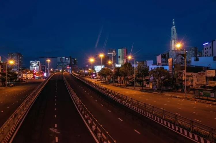 Đường cao tốc vắng vẻ dưới ánh đèn đêm