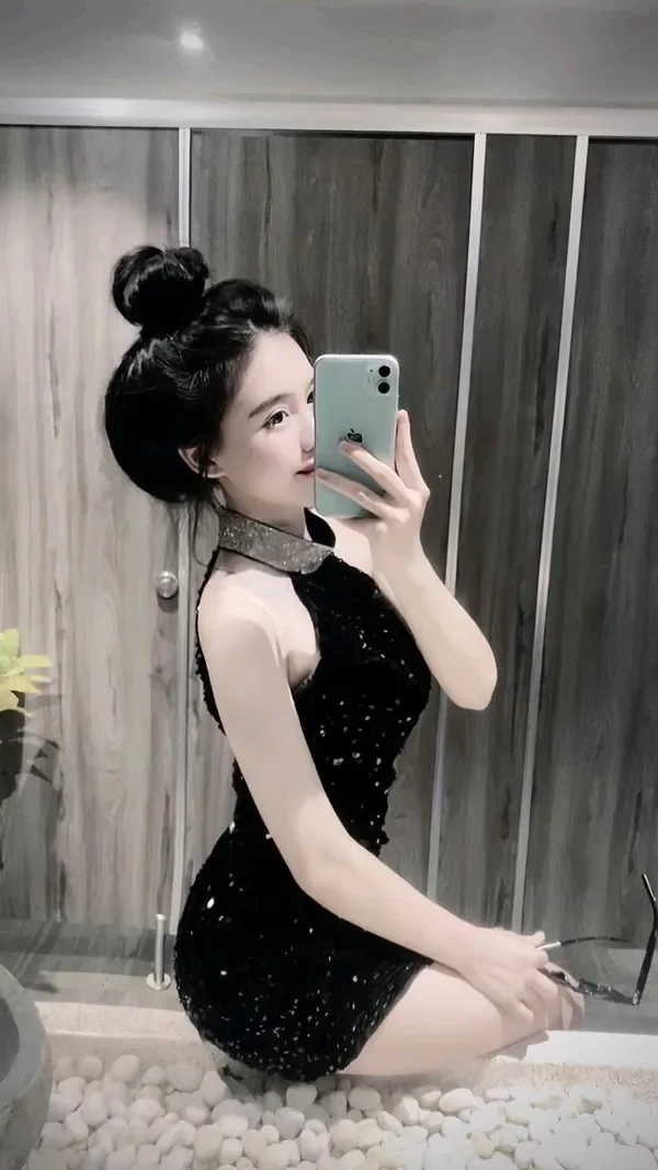 Xu hướng váy ngắn của gái xinh TikTok.