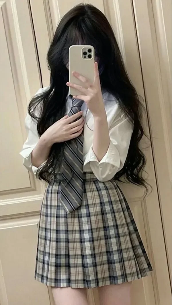 Ảnh con gái mặc váy ngắn che mặt bí ẩn.