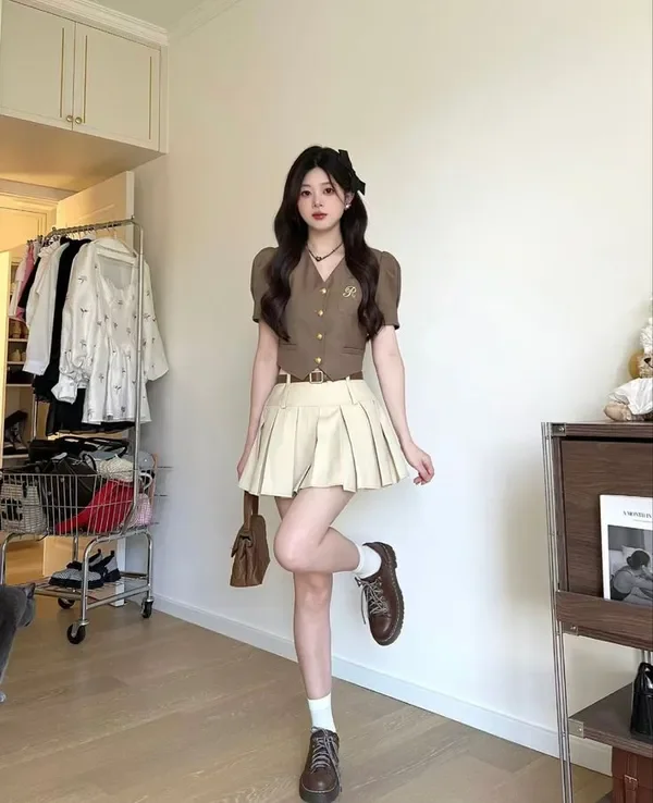 Gái xinh mặc váy xếp ly ngắn duyên dáng.