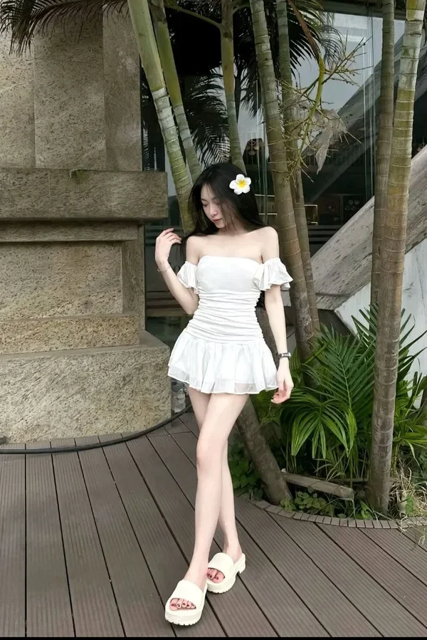 Hot gái xinh TikTok khoe váy ngắn.
