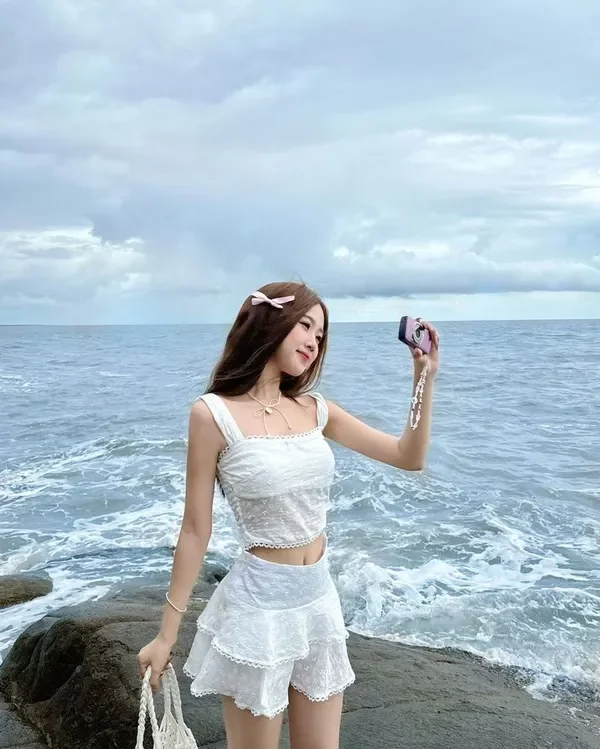 Cô nàng gái xinh TikTok và chiếc váy ngắn.