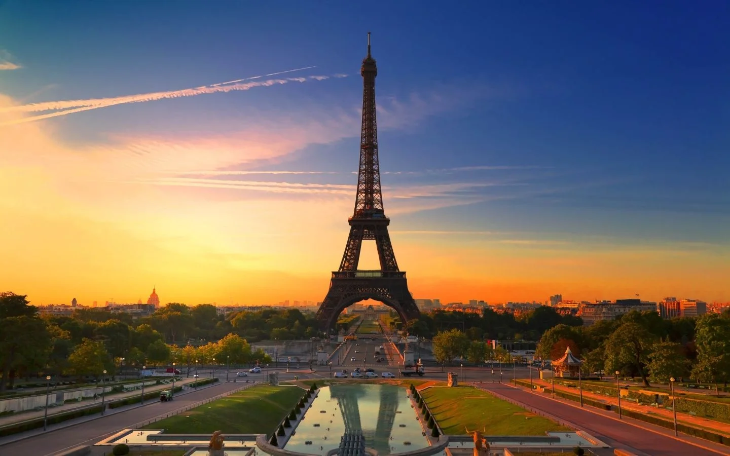 Tháp Eiffel rực rỡ hoàng hôn