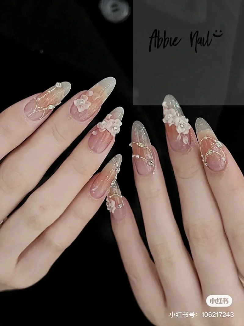 Mẫu nail đơn giản nhẹ nhàng đính hoa nổi 3D sang trọng