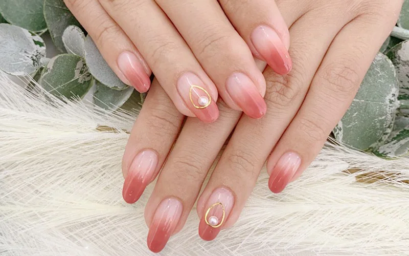 mẫu nail đơn giản nhẹ nhàng với thiết kế ombre hồng và đính ngọc trai sang trọng