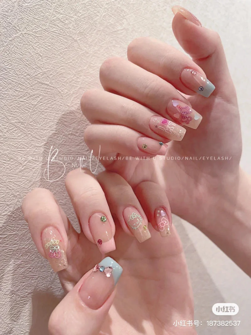 Mẫu nail đơn giản nhẹ nhàng phong cách Hello Kitty dễ thương đính đá tinh tế