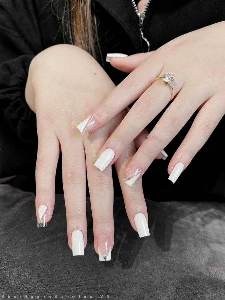 Mẫu nail đơn giản nhẹ nhàng với thiết kế móng trắng tinh tế và sang trọng