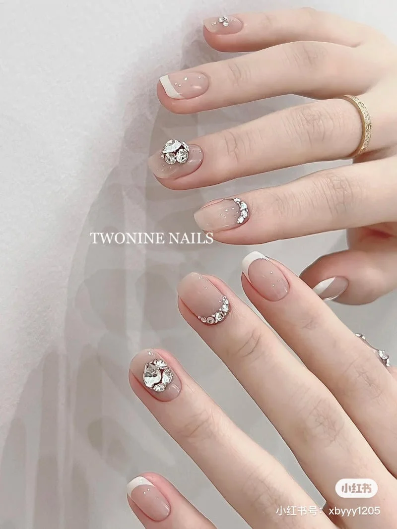 Mẫu nail đơn giản nhẹ nhàng đính đá sang trọng cho quý cô
