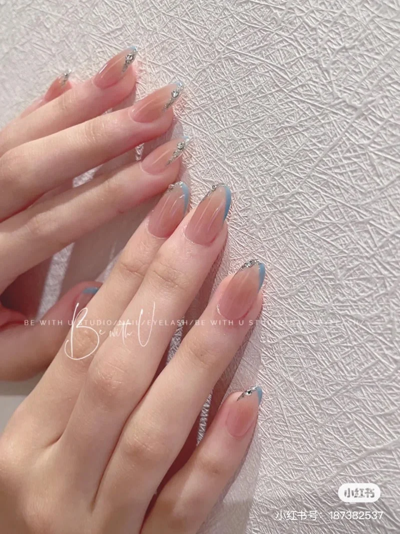 Mẫu nail đơn giản nhẹ nhàng với thiết kế kiểu Pháp tinh tế và sang trọng.