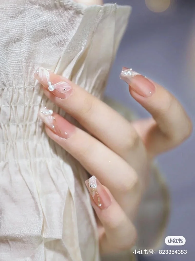 Mẫu nail đơn giản nhẹ nhàng đính ngọc trai tinh tế sang trọng