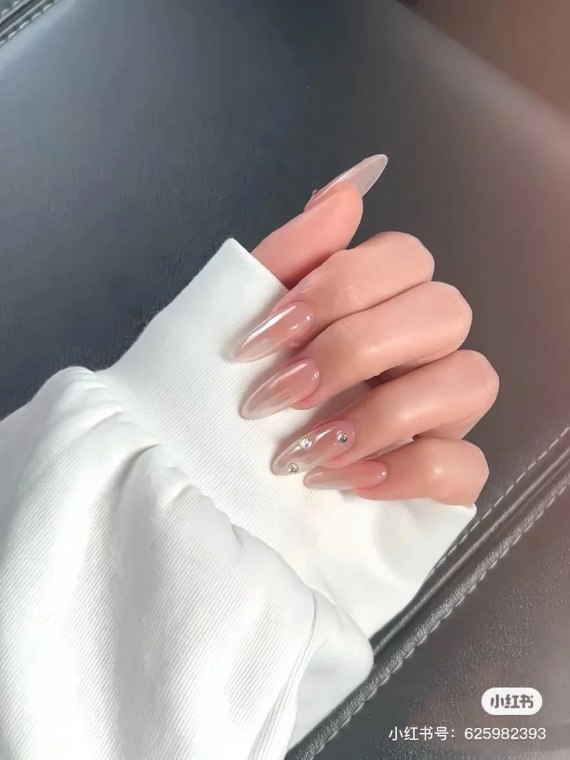Mẫu nail đơn giản nhẹ nhàng với thiết kế trong suốt và đính đá tinh tế